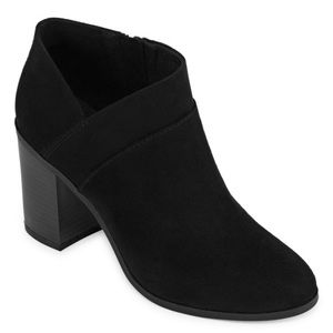 NIB a.n.a Ames Block Heel Booties in Black